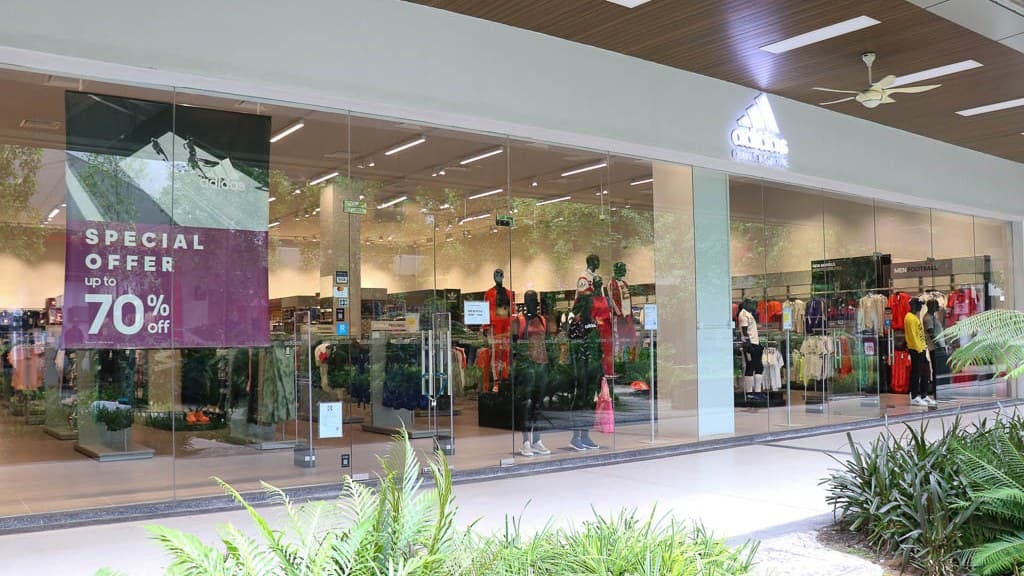 adidas Outlet Design Village槟城:仍无adidas优惠(2026年10月)——门店照常营业,屠妖节消费RM300送礼,官网Outlet低至5折