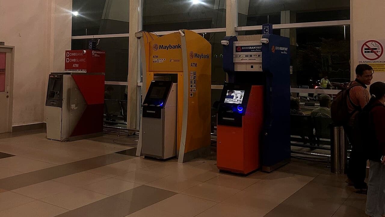 Free ATM Withdrawals in Malaysia: Which Machines Dropped the RM1 Fee, and Which Still Charge It