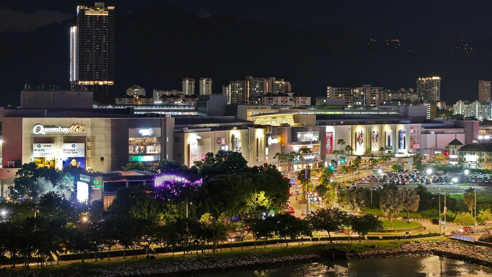 2026年槟城Queensbay Mall屠妖节:Wings of Light消费RM88起换礼(至11月15日),10月24日免费眼睛检查