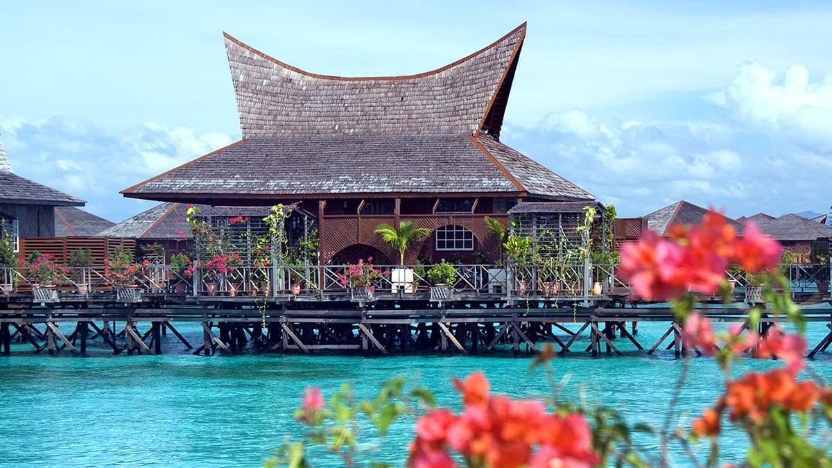 Semporna Island Hopping and Diving Prices 2026: 7 Operators Compared, From RM160 Day Trips to Sipadan Packages