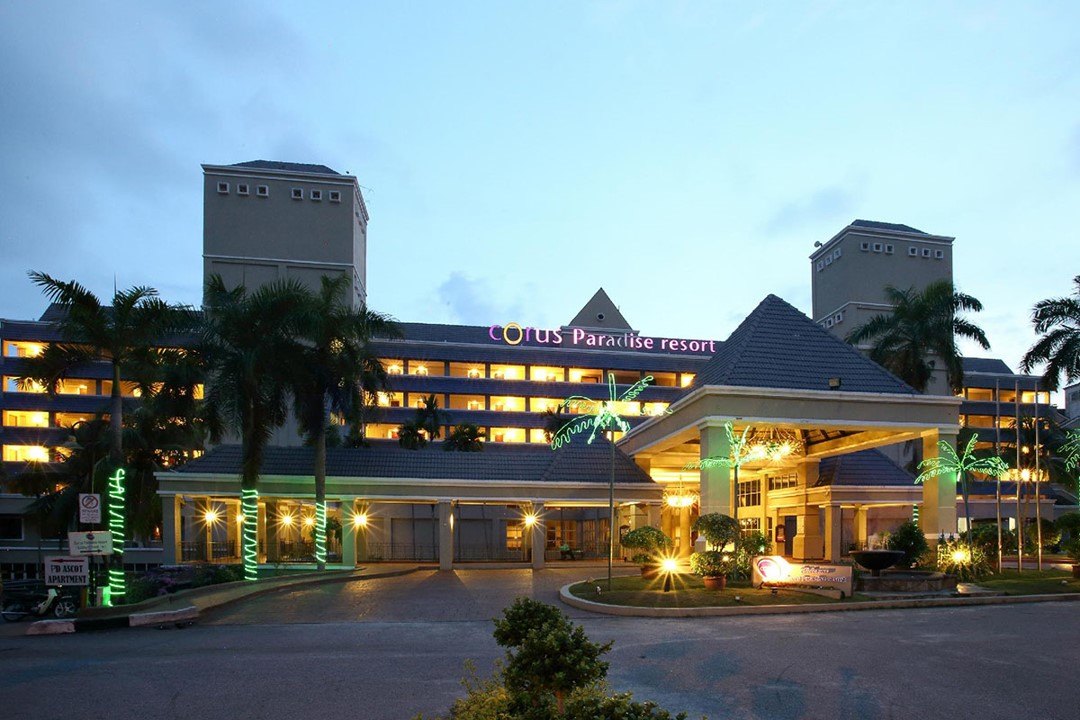 Corus Paradise Resort — 200 rooms, a lobby waterfall and a pool with slides