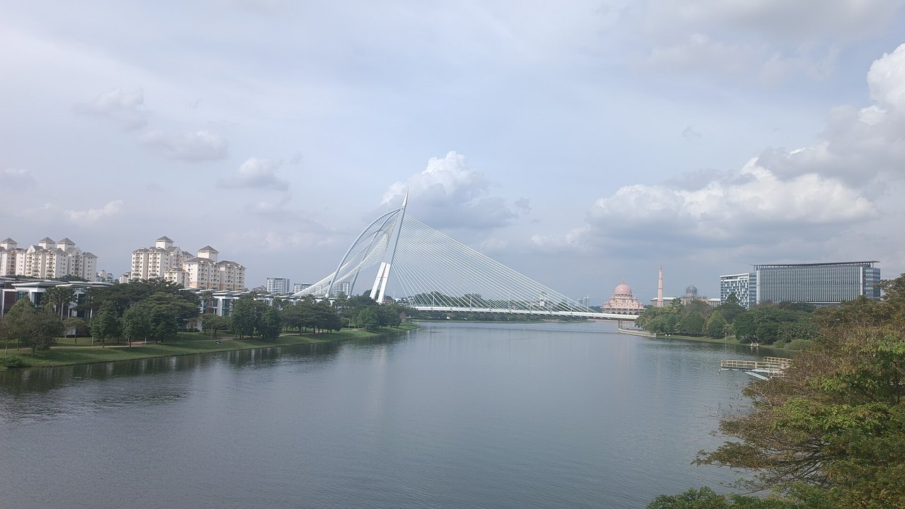 Seri Wawasan桥——较长骑行环线的地标起点