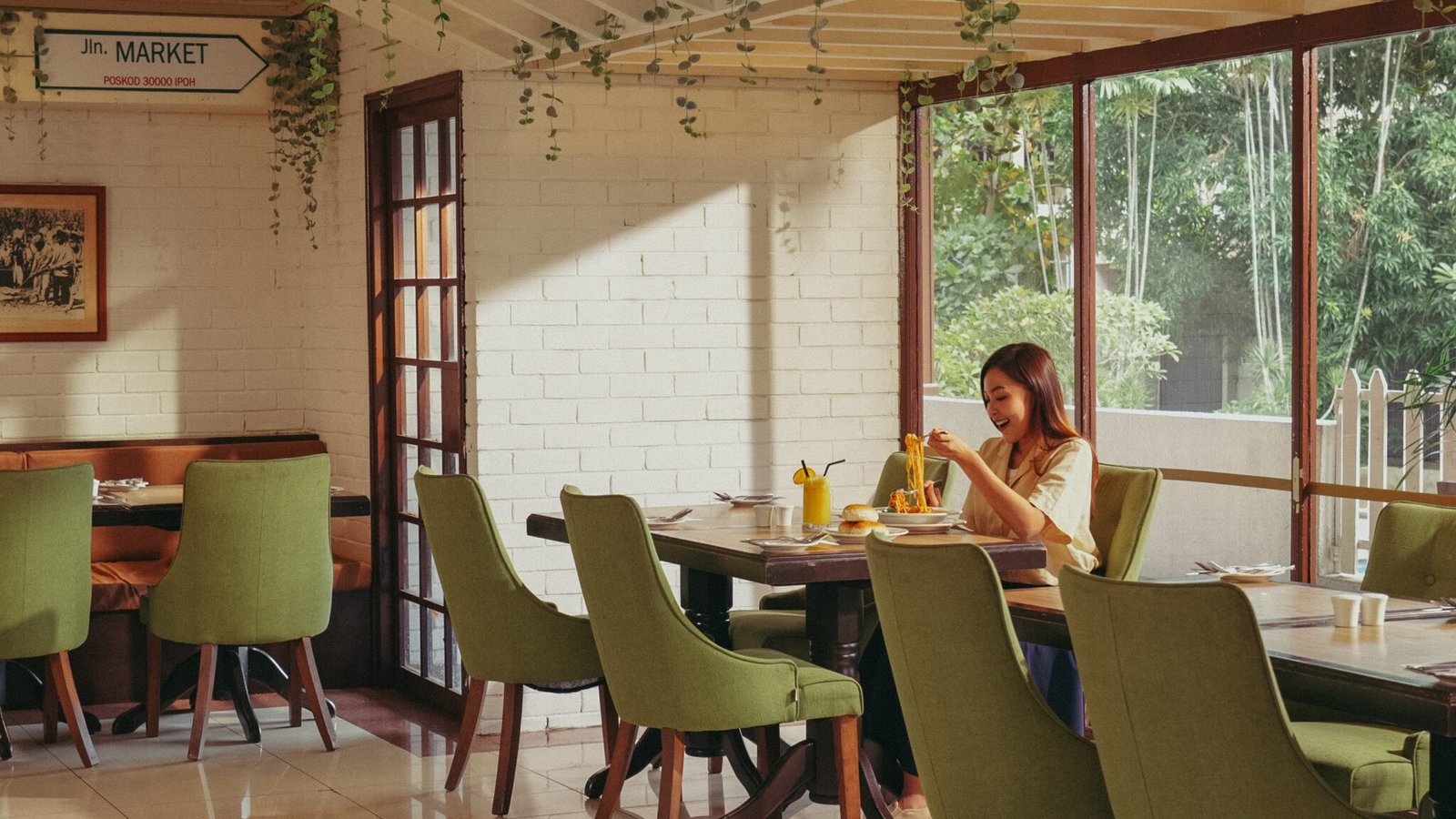 英巴纳酒店(The Bistro)— 百盛广场附近的清真点心自助