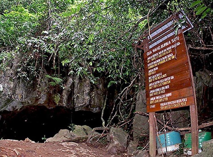 Gua Wang Burma — guided stalactite cave near the Thai border