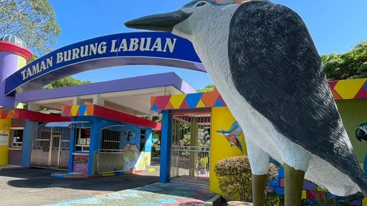 Labuan Bird Park — 600-plus birds, free-roaming peacocks, and a 2pm Monday opening