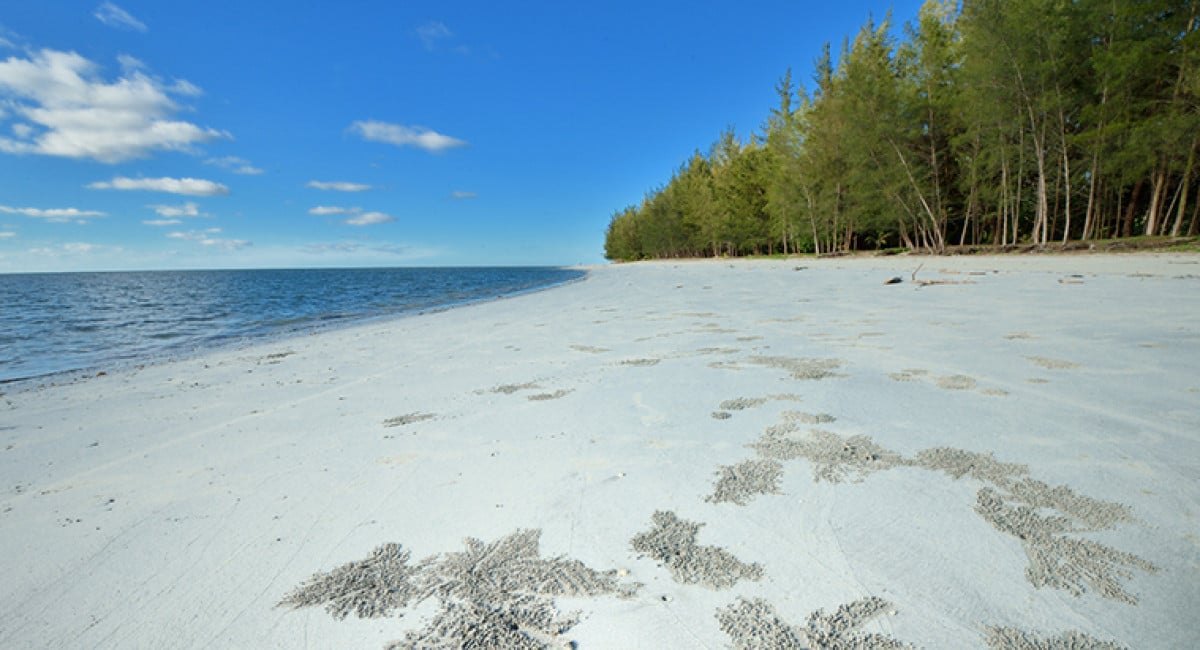 Layang-Layangan Beach — the island's best sunset, free, and near-empty on weekdays