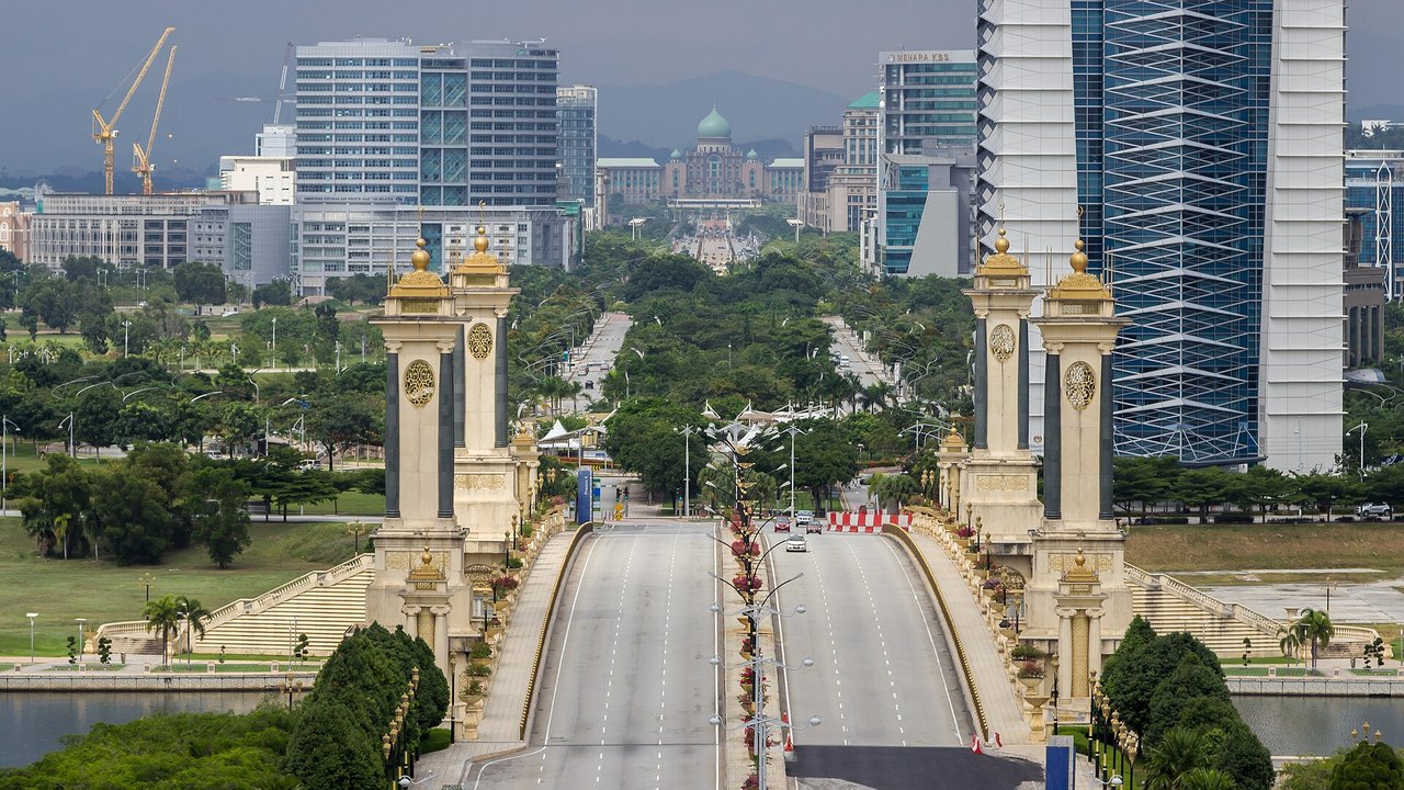 Seri Gemilang Bridge + lakeside cycling