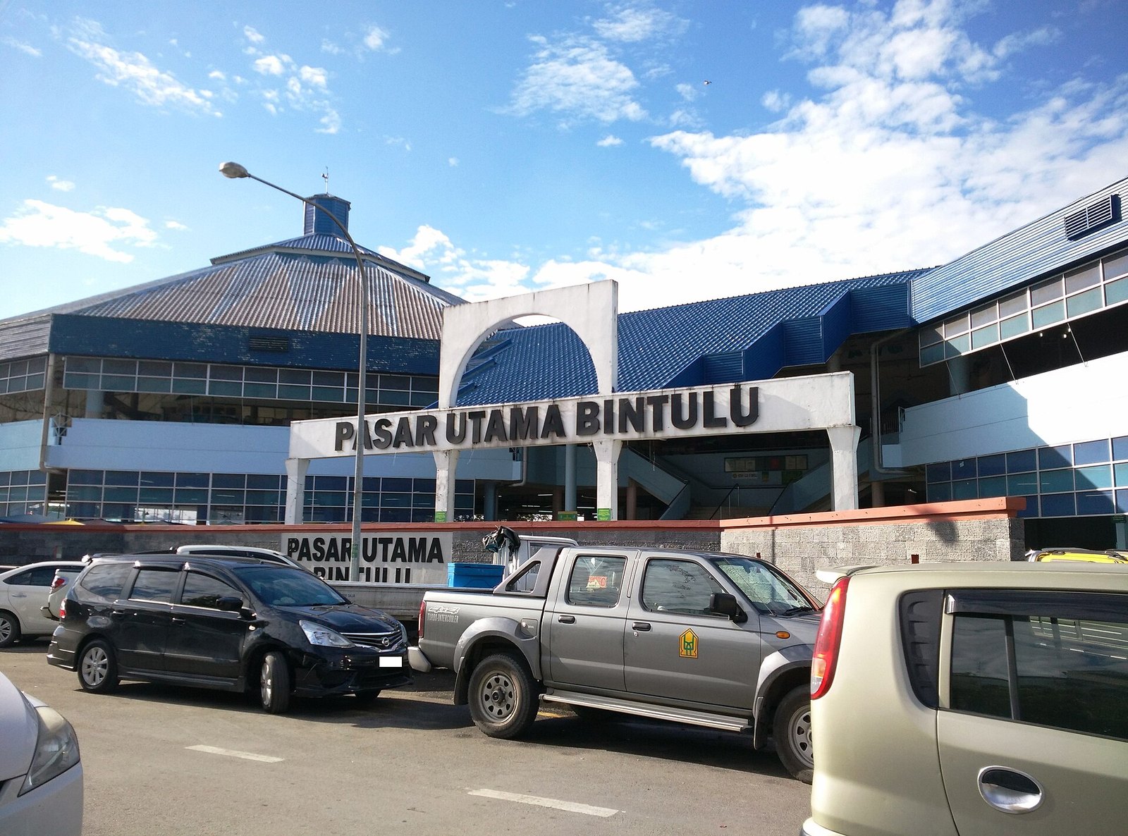 Pasar Utama & Pasar Tamu — belacan, cincaluk and the kek lapis counter by the stairs