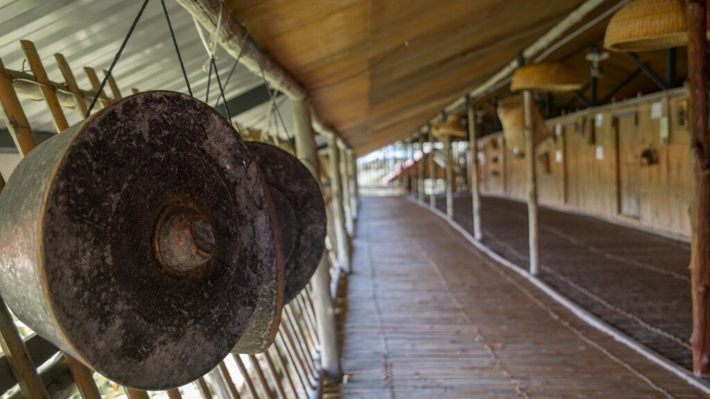 Sabah Tea Resort, Ranau: a longhouse bed for RM80, and a war memorial hidden in the tea
