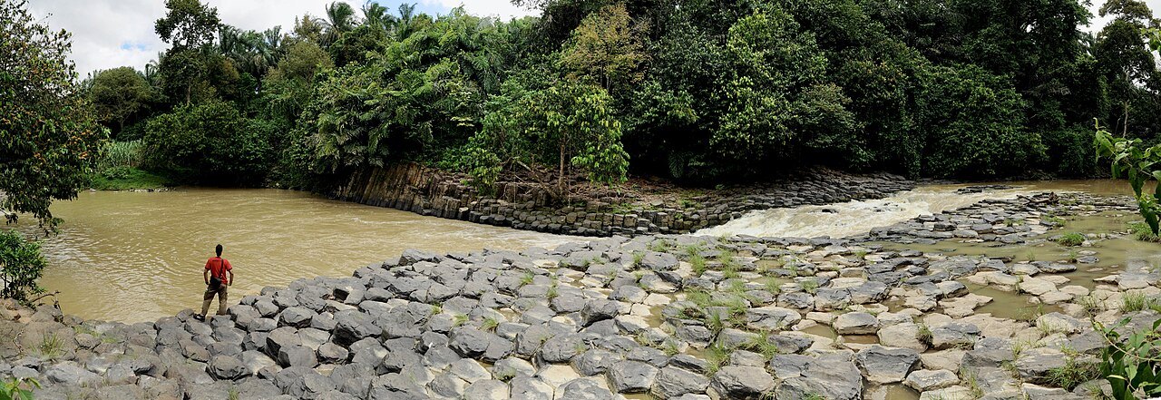 巴隆椰园玄武岩柱（Sungai Balung）